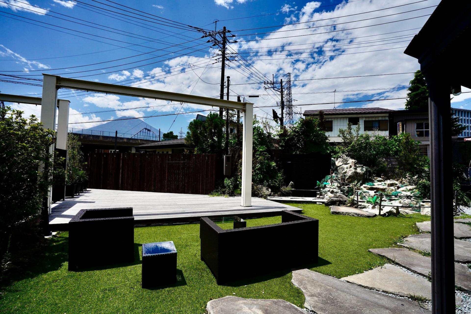 滝とウッドデッキ